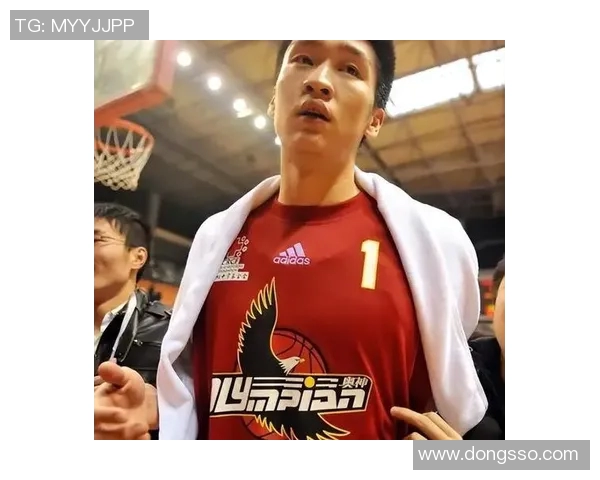 姚明精准传球助力孙悦突破防线展现篮球默契配合 姚明精准传球助力孙悦突破防线展现篮球默契配合